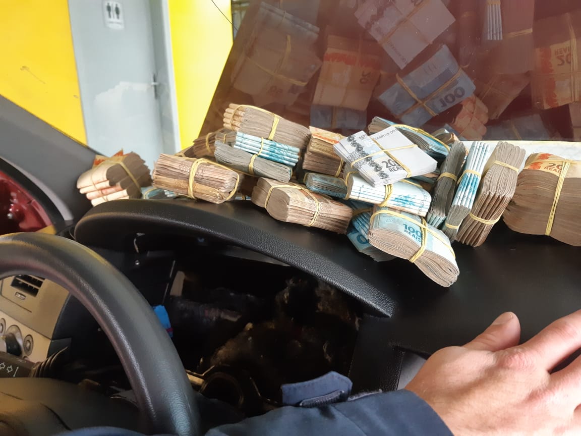 PRF apreende mais de R$ 500 mil com mulher no Paraná 2 IMG 20210813 WA0017