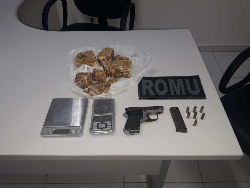 ROMU apreende pedras de crack e arma de fogo no Jardim Guaraituba 2 j8a05pad