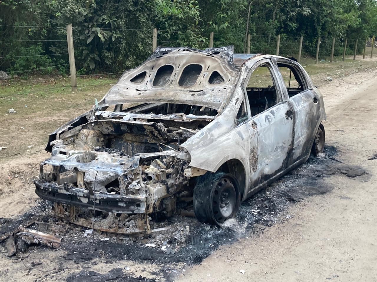 Carro consumido pelo fogo em Água Doce