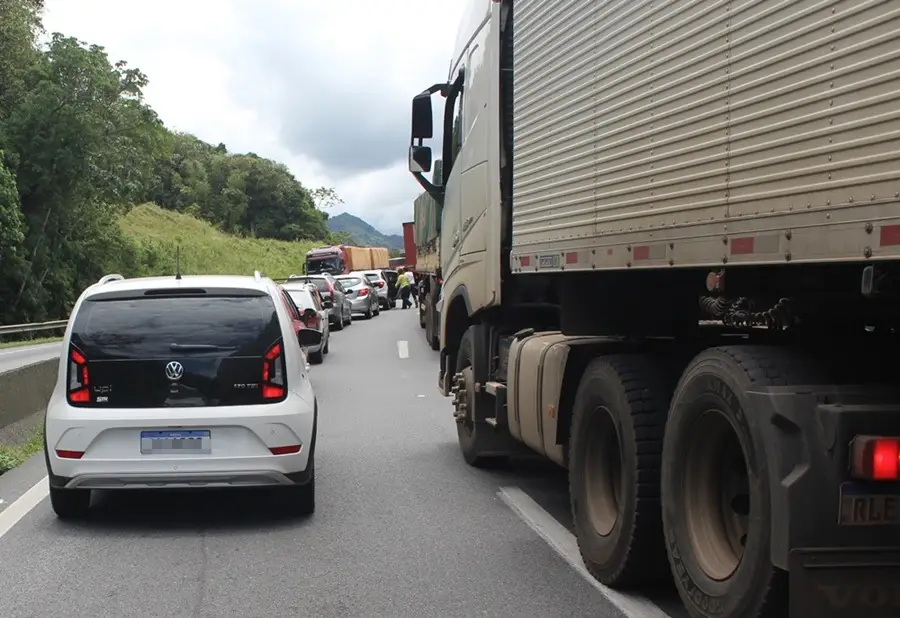 Rodovias Paraná on X: ⚠️BR-277 KM: 60 (São José dos Pinhais sentido  Paranaguá) CONDIÇÕES DA VIA: Fluxo bloqueado no sentido litoral. Retenção  de veículos devido à novo deslizamento no km 40, região