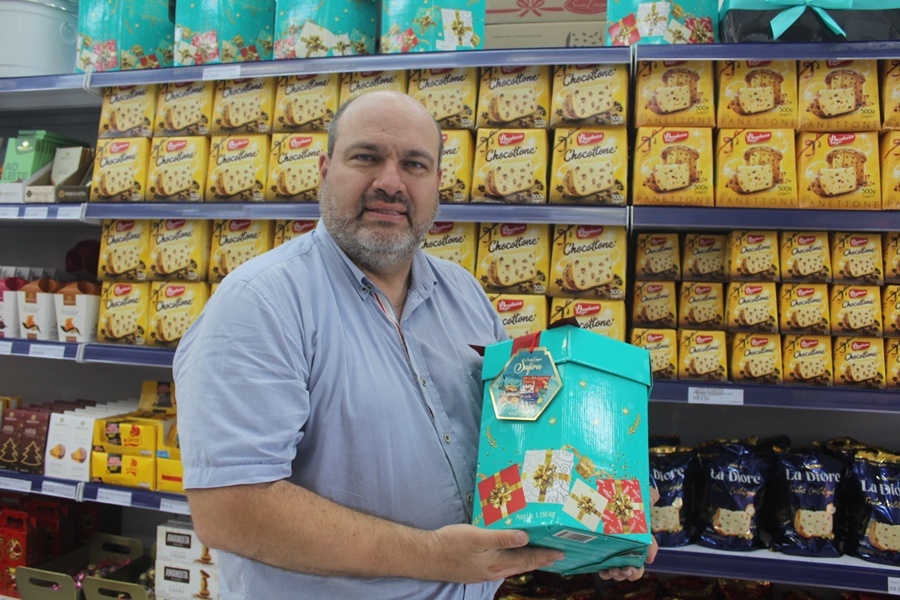 Ato de presentear com cestas e panetones é uma tradição natalina 4