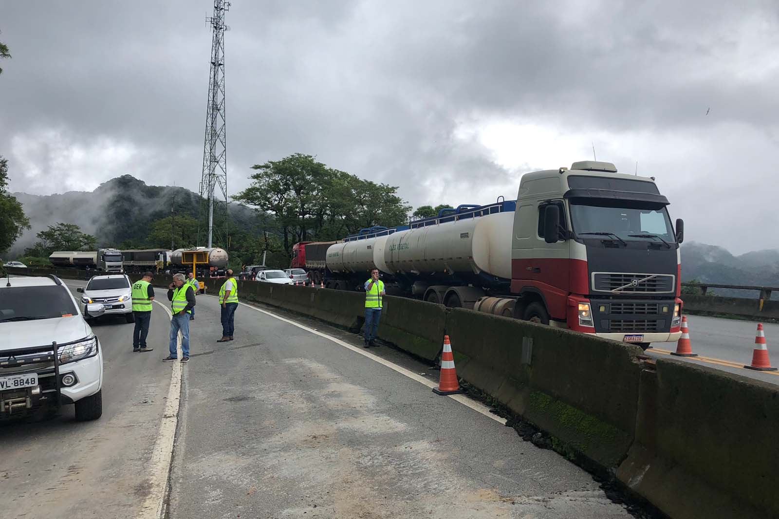 Após novas chuvas, BR-277 no litoral volta a ter pista simples