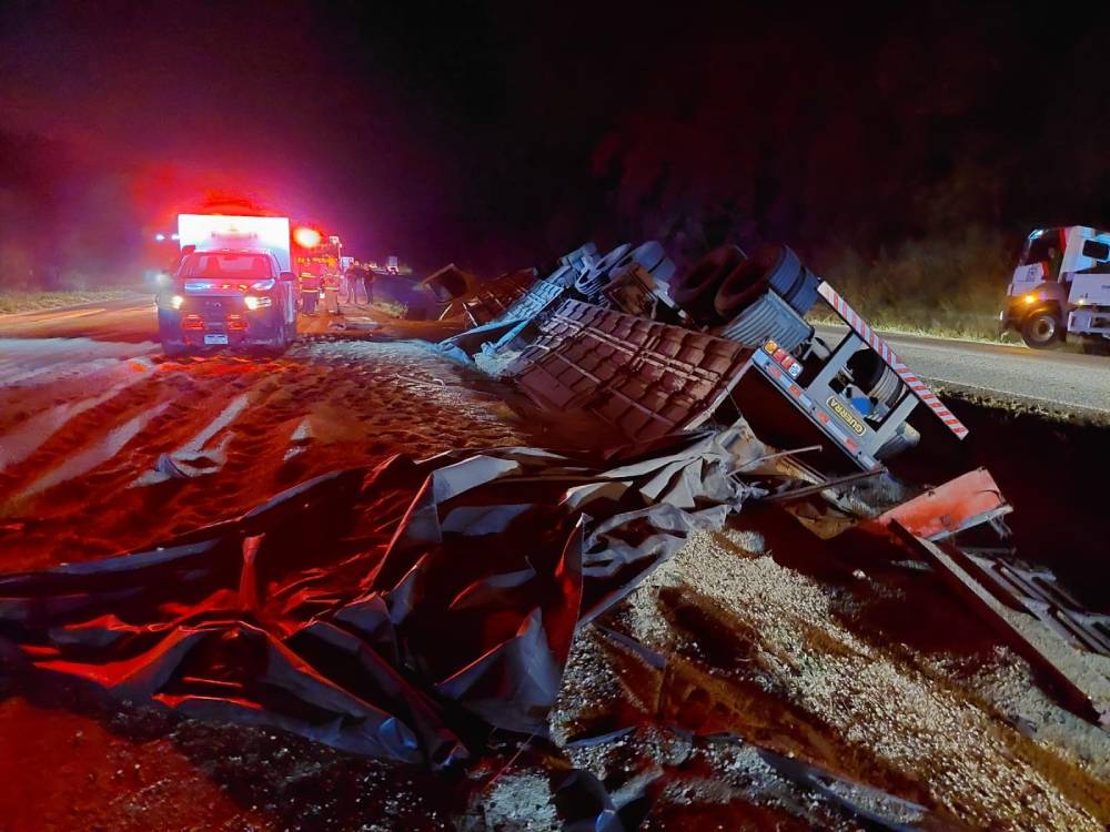 Caminhão sai da pista na BR-277, tomba e motorista morre em acidente, no PR  