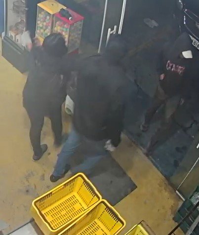 Dupla armada invade mercado na Vila Garcia 3 y9h8adqz