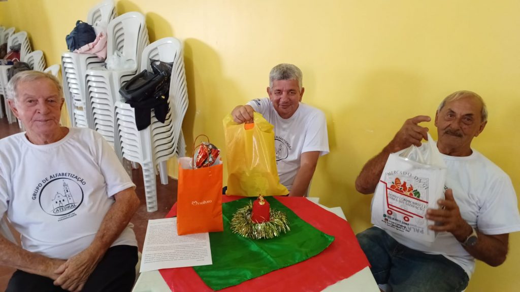 Grupo de Alfabetização e Convivência da Catedral Diocesana de Paranaguá fecha o ano com chave de ouro 8 o87oxta6