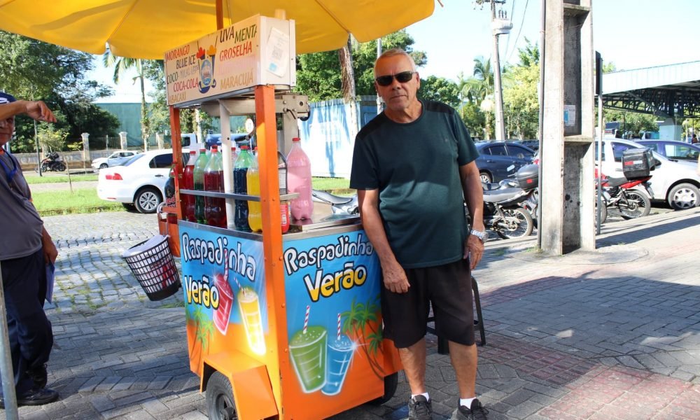 Foto do senhor Dirceu Soares, dono do carrinho de raspadinha em Paranaguá, PR