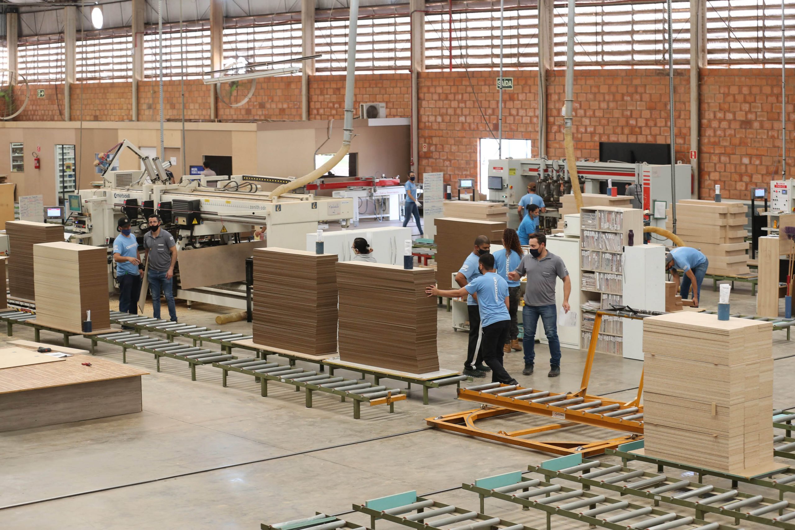 A imagem mostra pessoas rabalhando em uma fabrica de madeiraAgências do Trabalhador