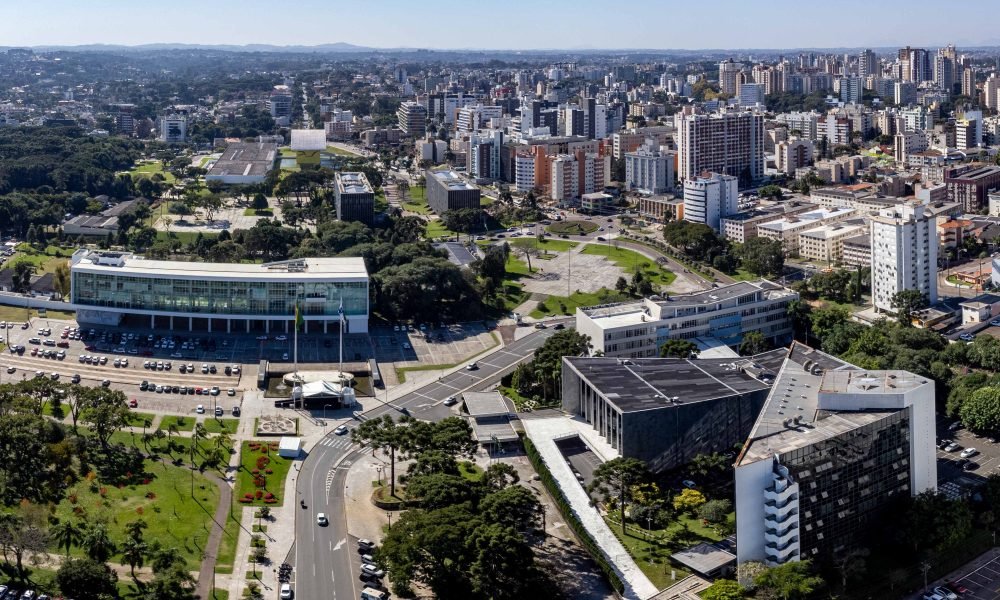 Imagem mostra a cidade de curitiba vista de cima, no feriado de corpus christi