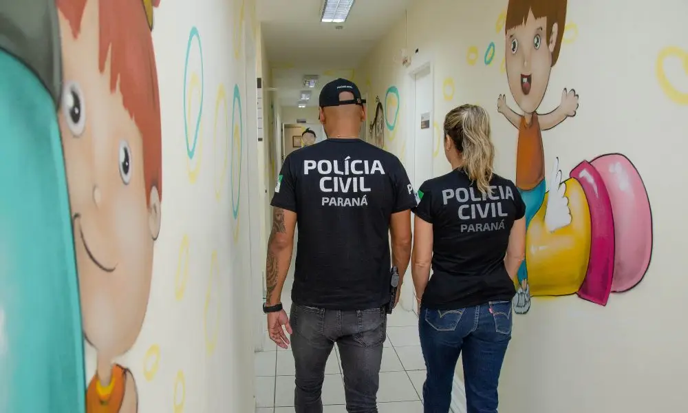 Imagem mostra dois policiais do Nucria que fazem parte do programa Alber Alert