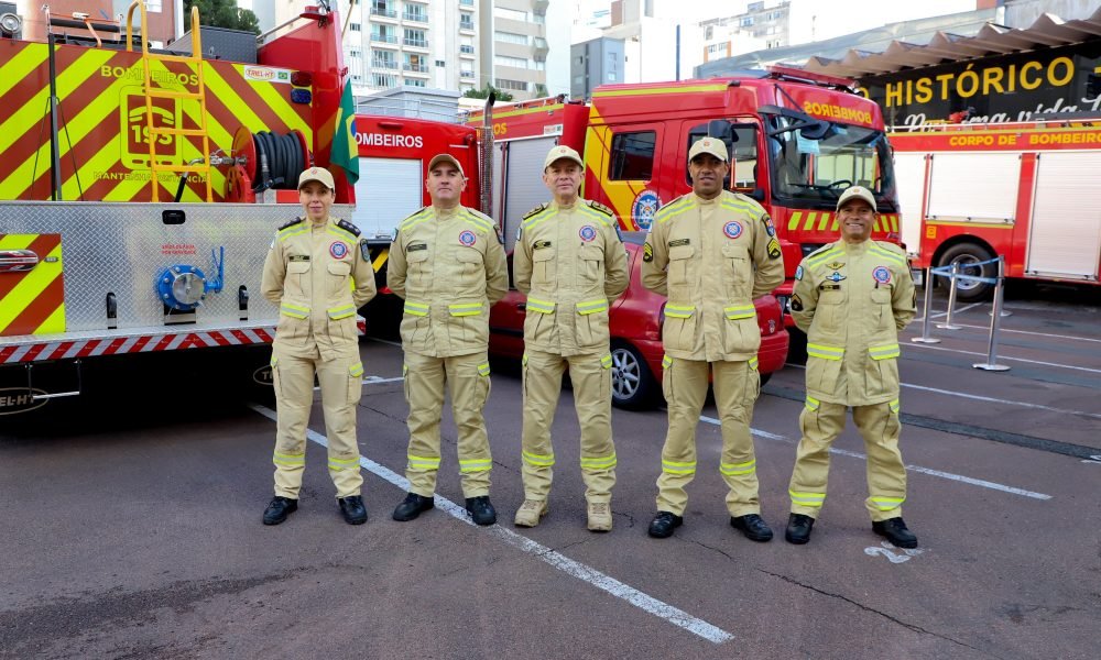 Imagem mostra cinco bombeiros que auxiliaram no resgate das vítimas do rio grande do sul