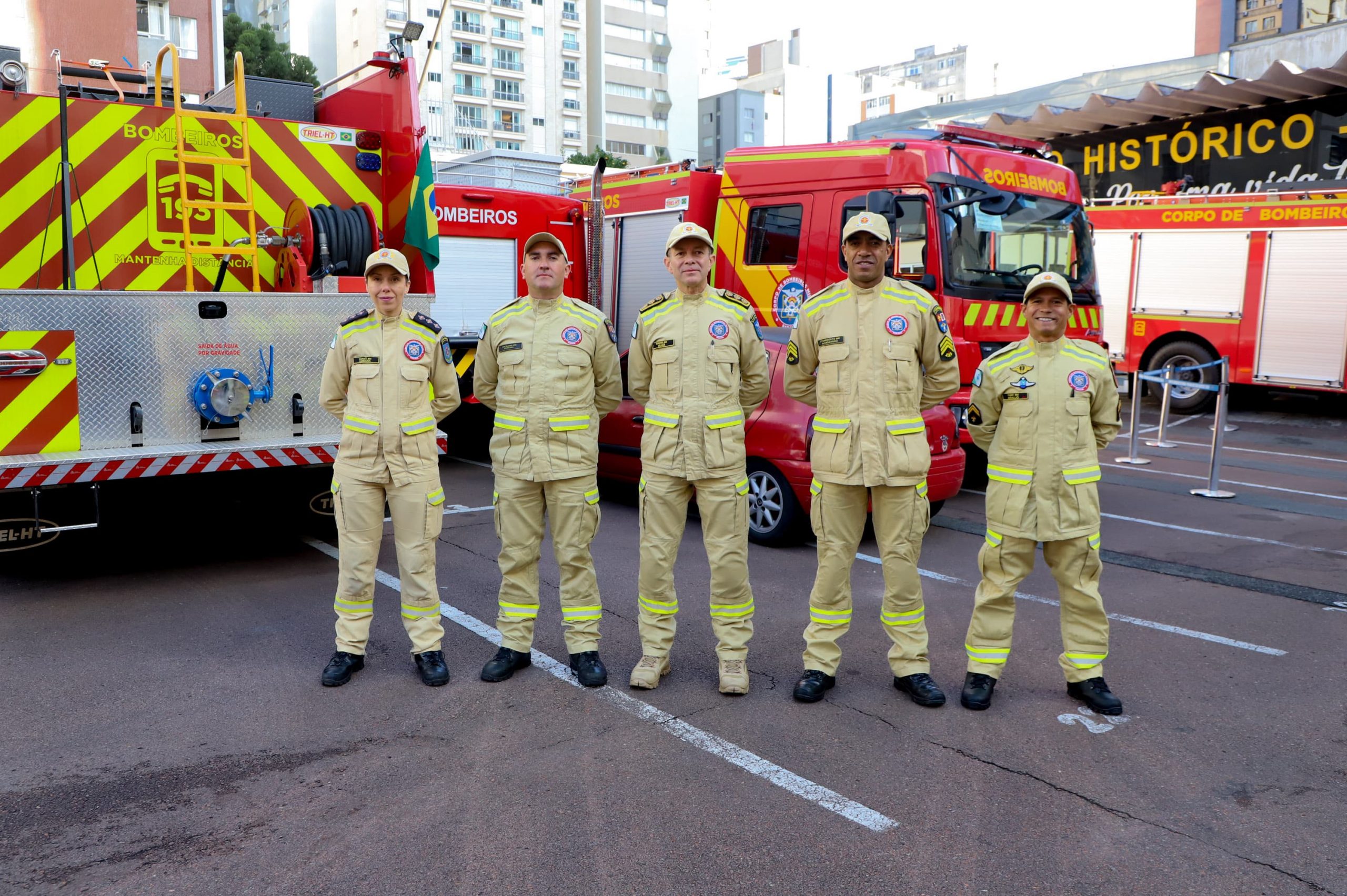 Imagem mostra cinco bombeiros que auxiliaram no resgate das vítimas do rio grande do sul