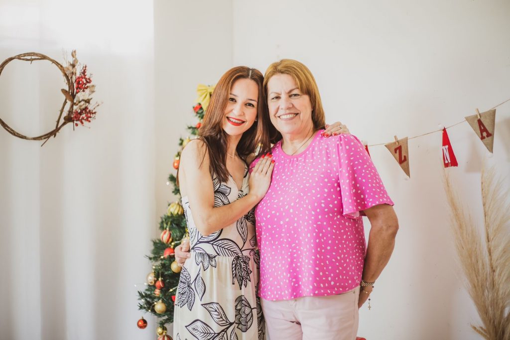 Mãe e filha em um ensaio de natal