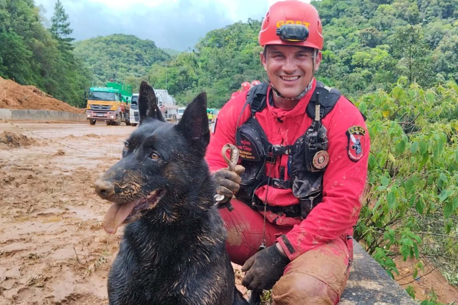 Imagem mostra bombeiro e seu cão que trabalham no resgate de vítimas no Rio Grande do Sul
