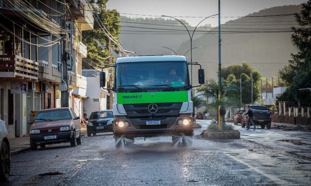 Imagem mostra um caminhão de limpeza do IAT, limpando uma rua no Rio Grande do Sul