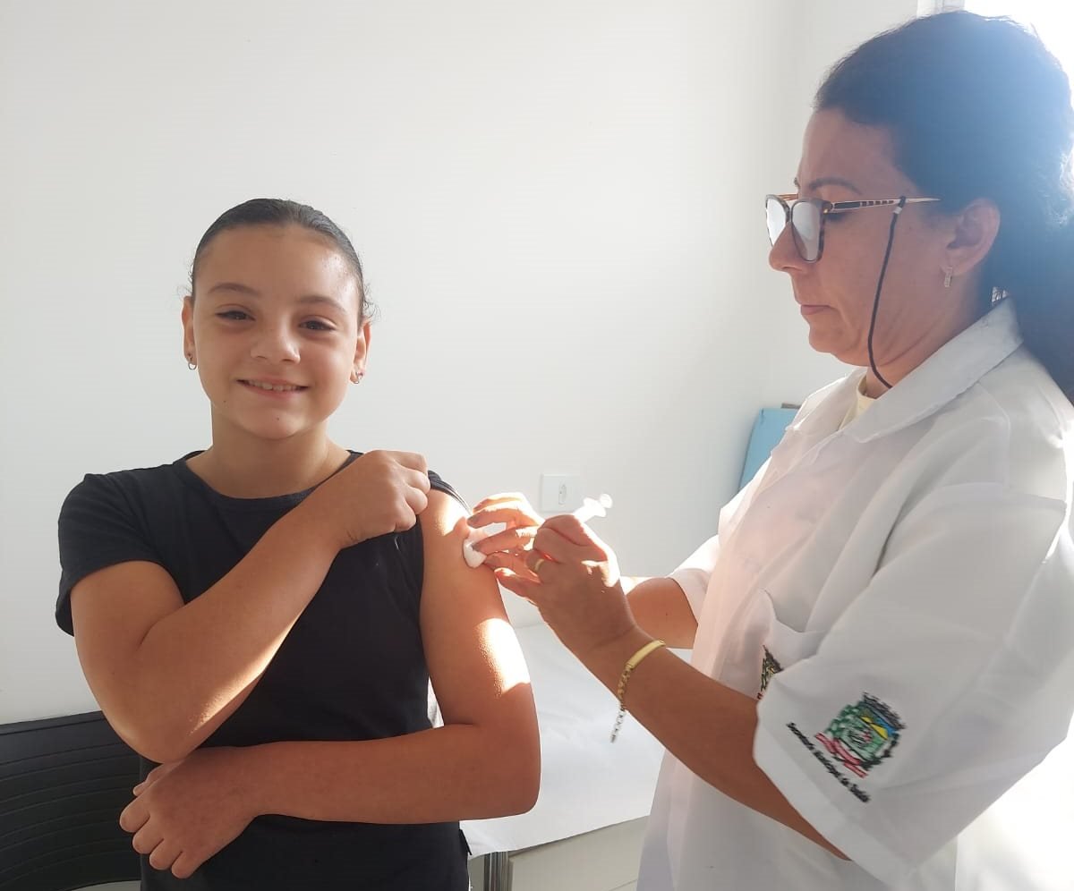 menina tomando vacina