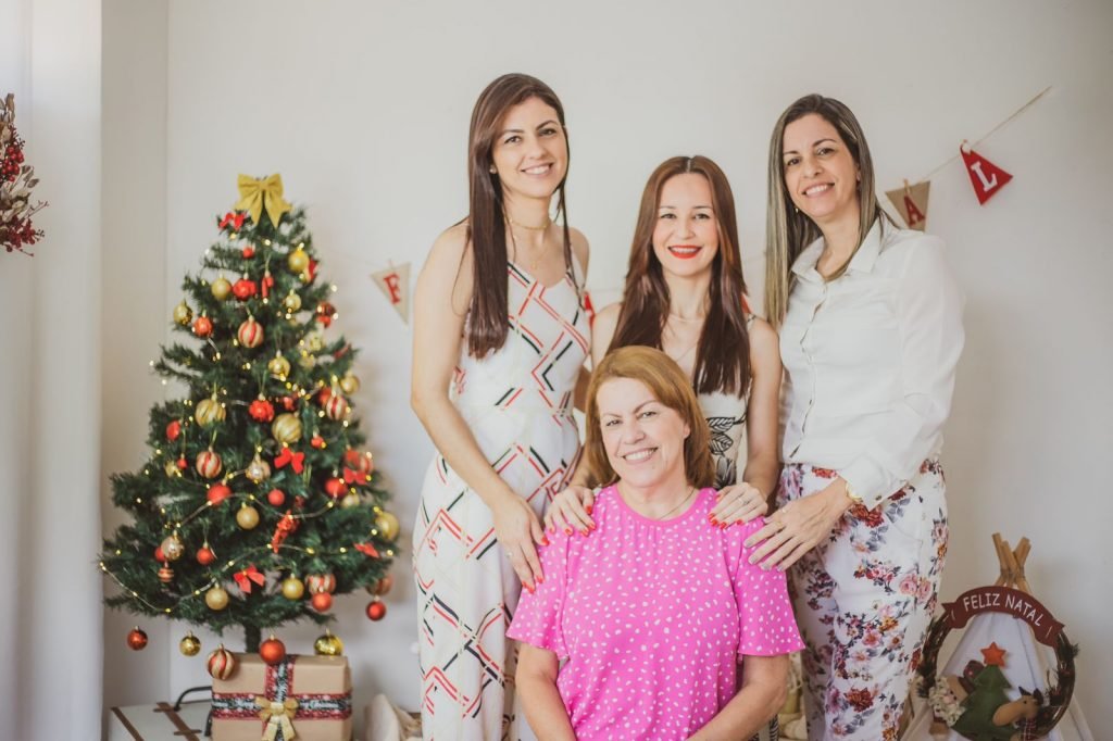 Mãe e suas filhas em um ensaio de natal