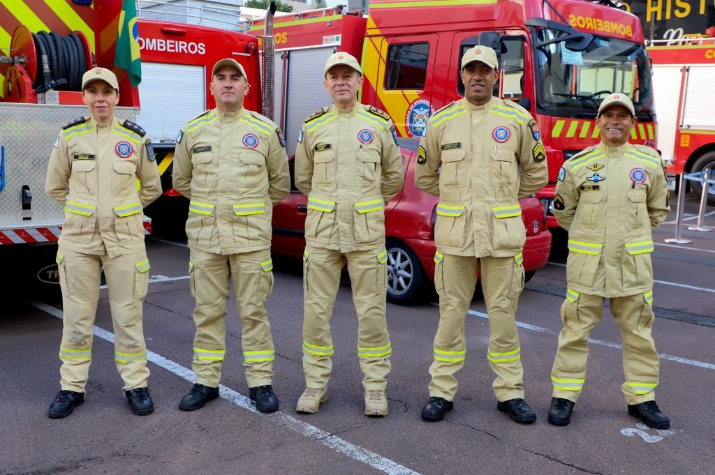 Imagem mostra os bombeiros do paraná que ajudaram na missão no rio grande do sul 