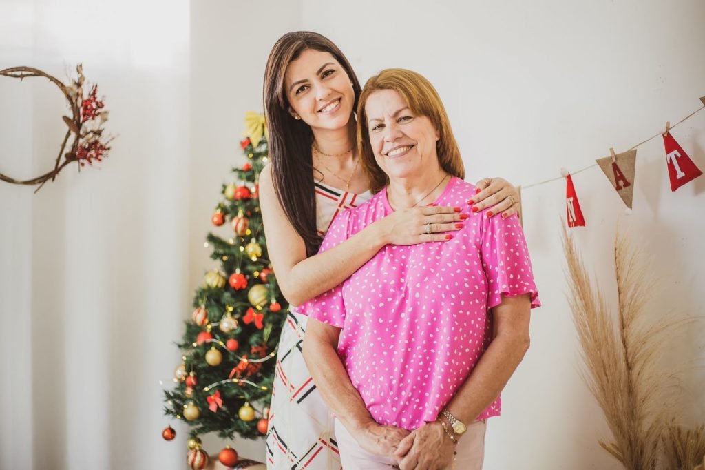 Mãe e filha em um ensaio de natal