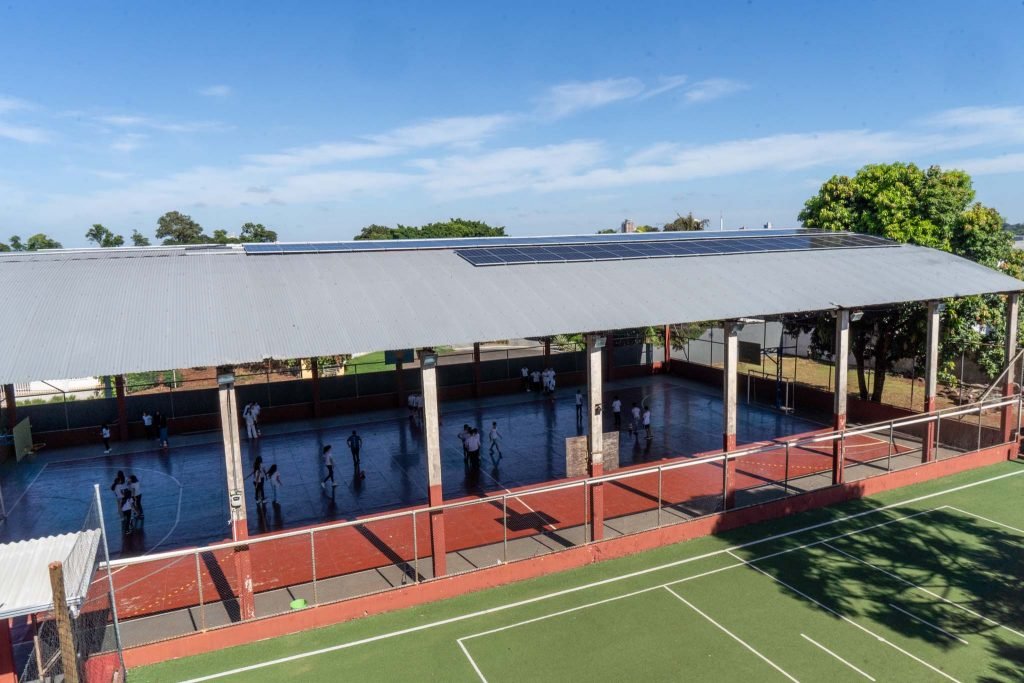 Imagem mostra o telhado de uma escola com iluminação solar