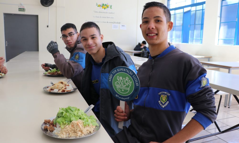 Imagem mostra alunos almoçando em sua escola através do programa mais merenda