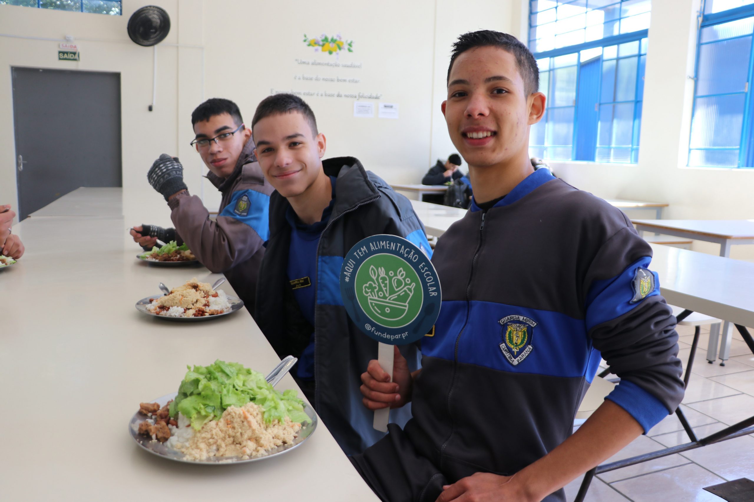 Imagem mostra alunos almoçando em sua escola através do programa mais merenda