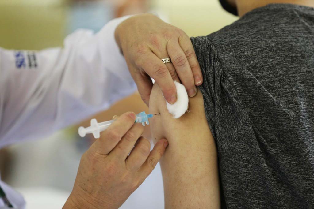 Imagem mostra uma pessoa recebendo vacina