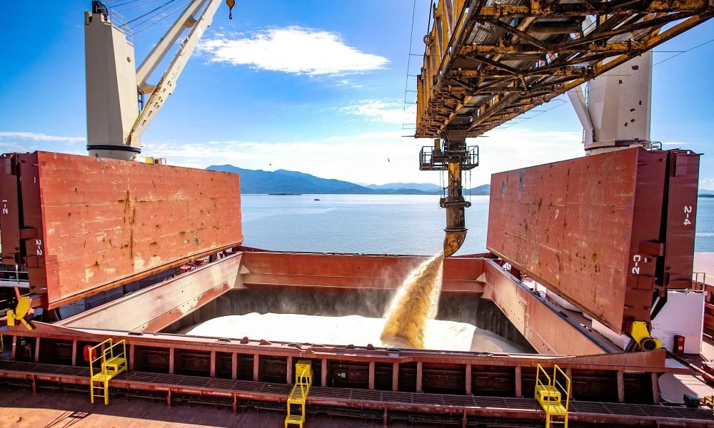 Imagem mostra um navio que leva açúcar nos portos paranaenses