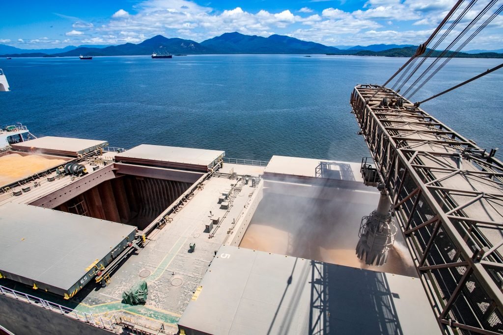 Foto do corredor de exportação no porto de Paranaguá