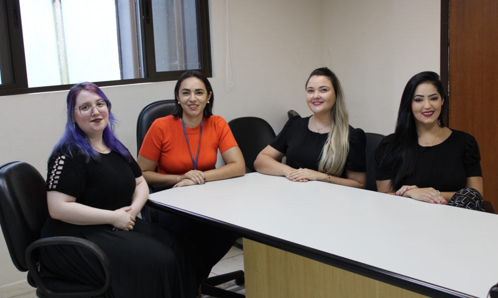 grupo de quatro mulheres em volta de uma mesa