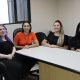 grupo de quatro mulheres em volta de uma mesa