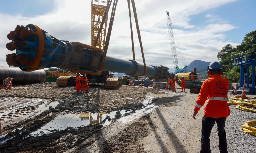 Imagem ostra os guindastes que estão senod utilizados para a construção da obra da ponte guaratuba-matinhos