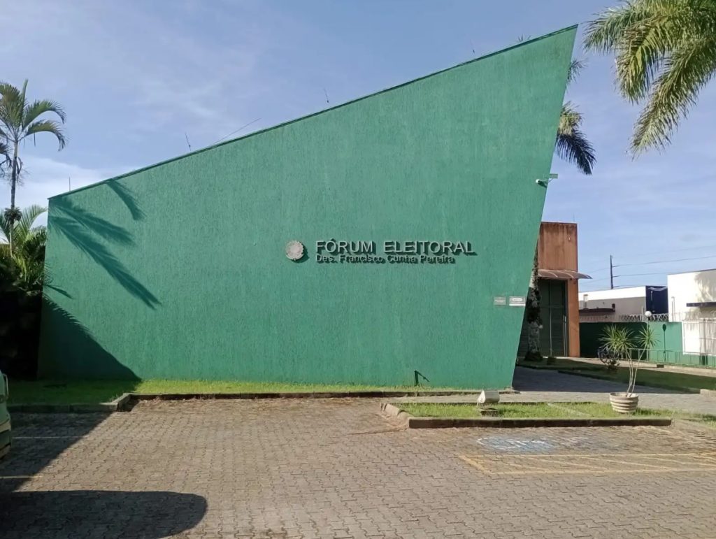 Fachada na cor verde do Fórum Eleitoral de Paranaguá