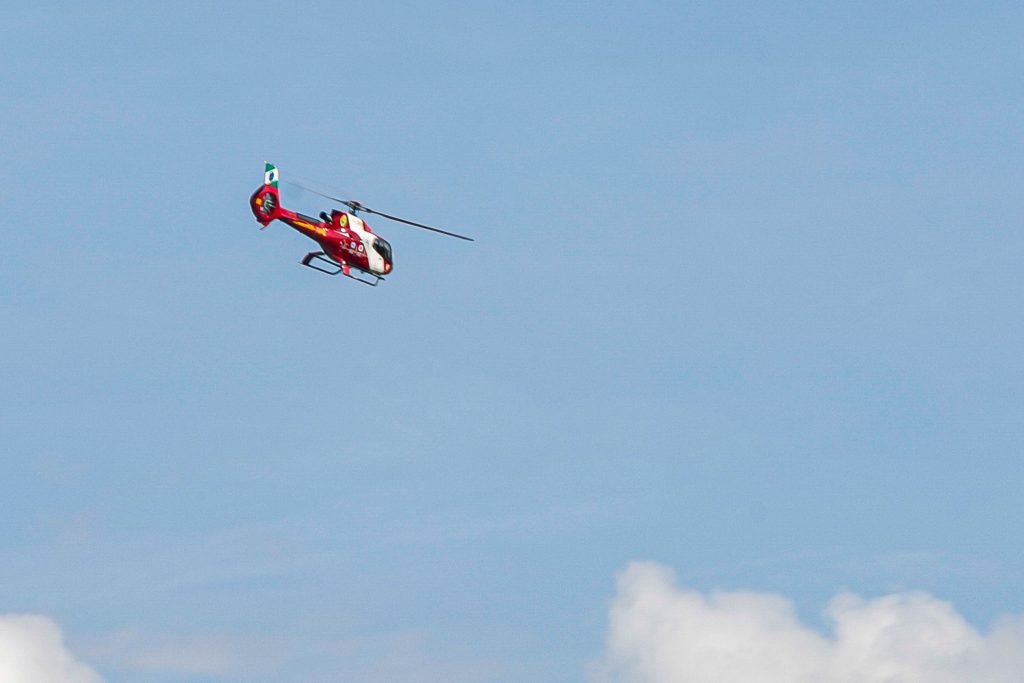 Helicóptero dos bombeiros voando em missão para o Rio Grande do Sul