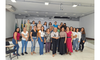 Grupo de mulheres que participaram de um encontro de dia das mães