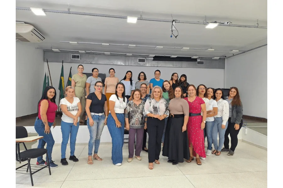 Grupo de mulheres que participaram de um encontro de dia das mães