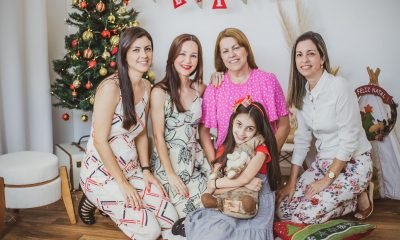 Quatro mulheres e uma criança em um ensaio fotográfico de natal