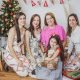 Quatro mulheres e uma criança em um ensaio fotográfico de natal