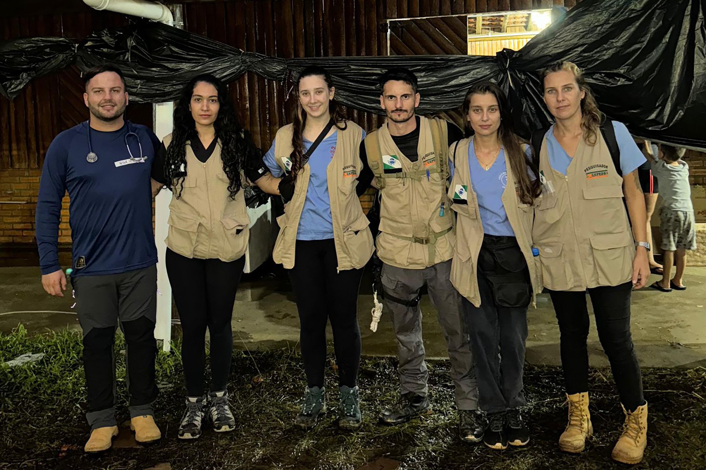 Seis Voluntários que foram para o Rio Grande do Sul ajudar no resgate de animais