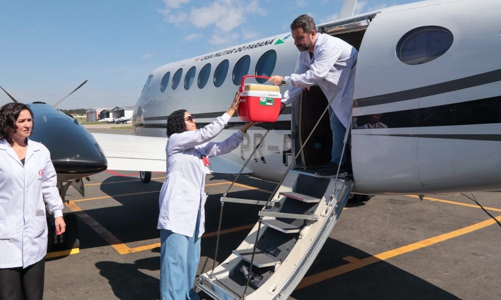 Avião branco sendo abastecido com donativos para serem levados ao RS