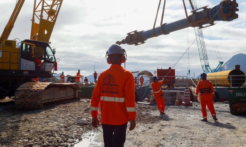 Homens trabalhando na construção da Ponte de Guaratuba