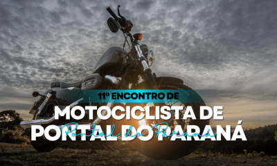 Imagem mostra uma moto com o céu acinzentado e