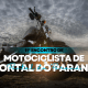 Imagem mostra uma moto com o céu acinzentado e