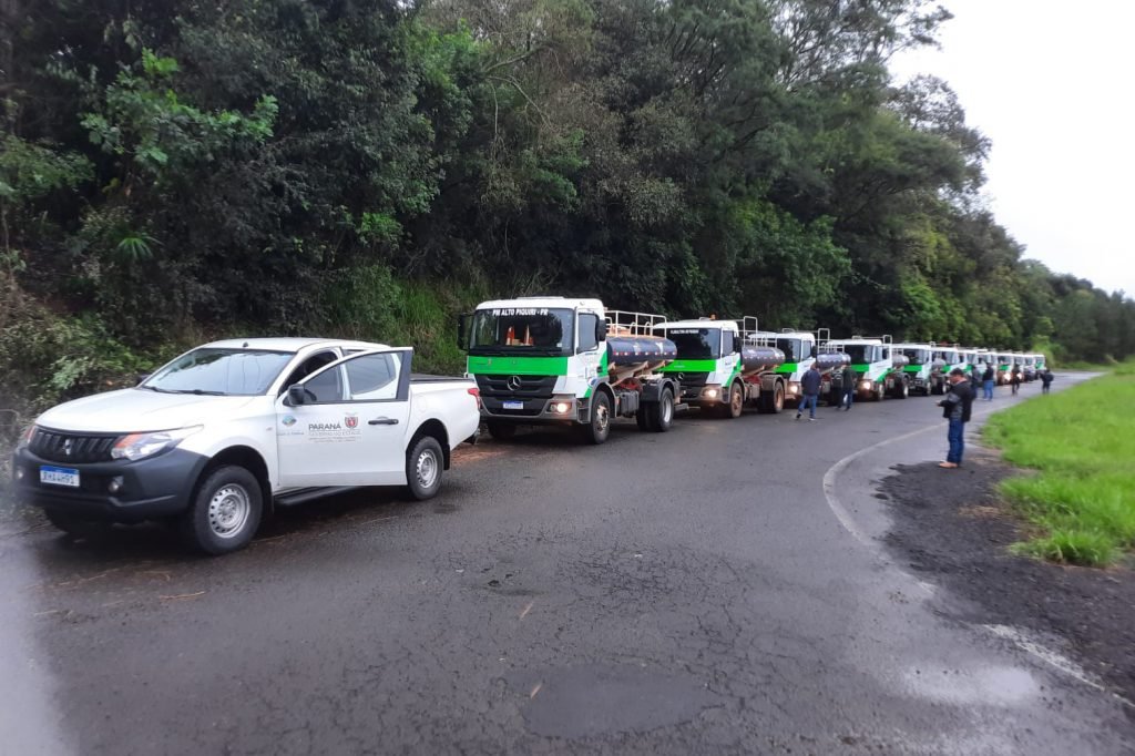 Imagem mostra vários veículos que serão enviados do Paraná para auxiliar o estado do Rio Grande do Sul