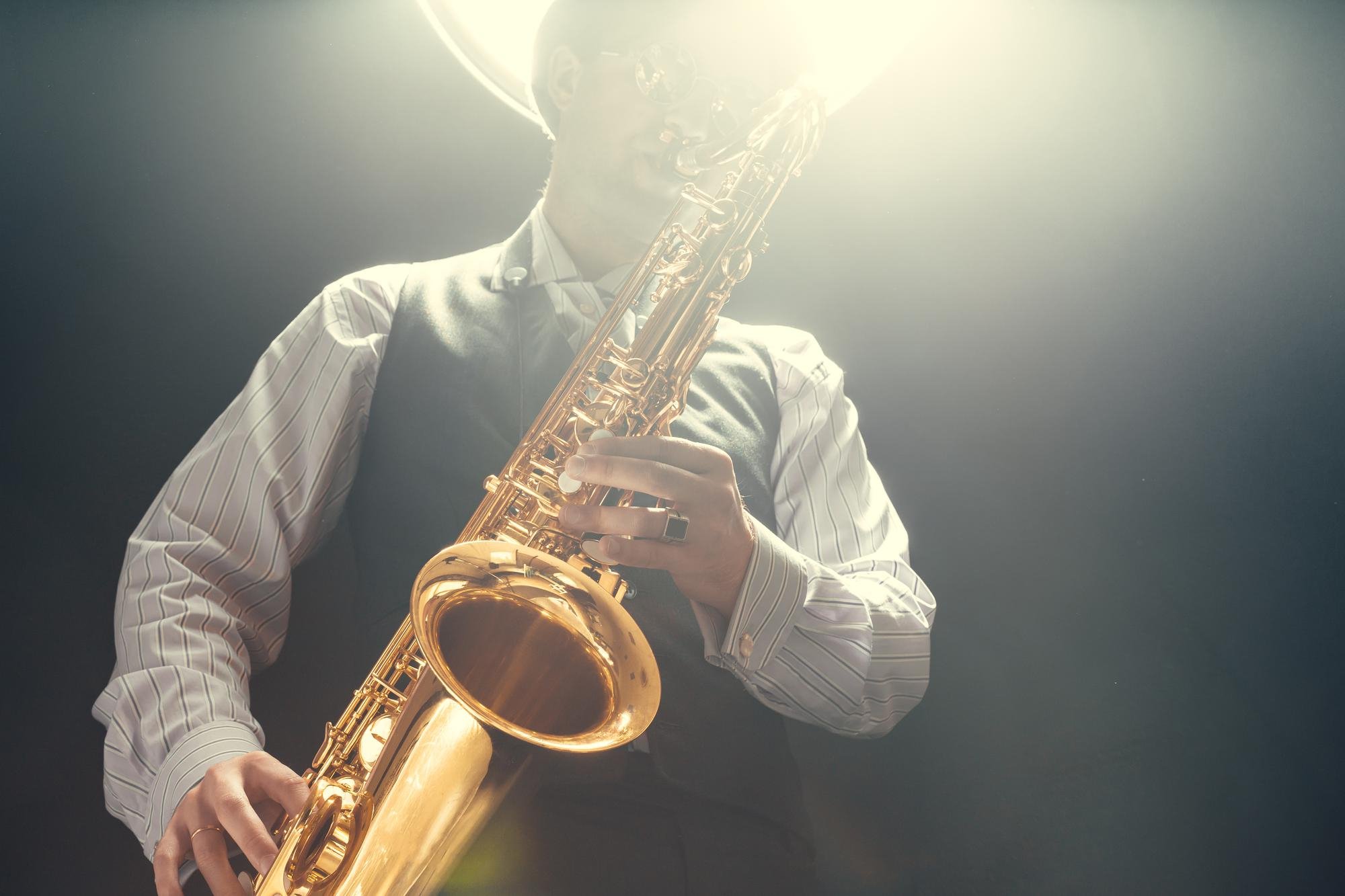 imagem mostra um homem tocando um instrumento do circuito de jazz