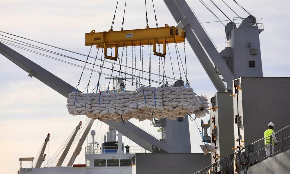 Imagem mostra diversas cargas em um andaime, para serem colocadas em um navio