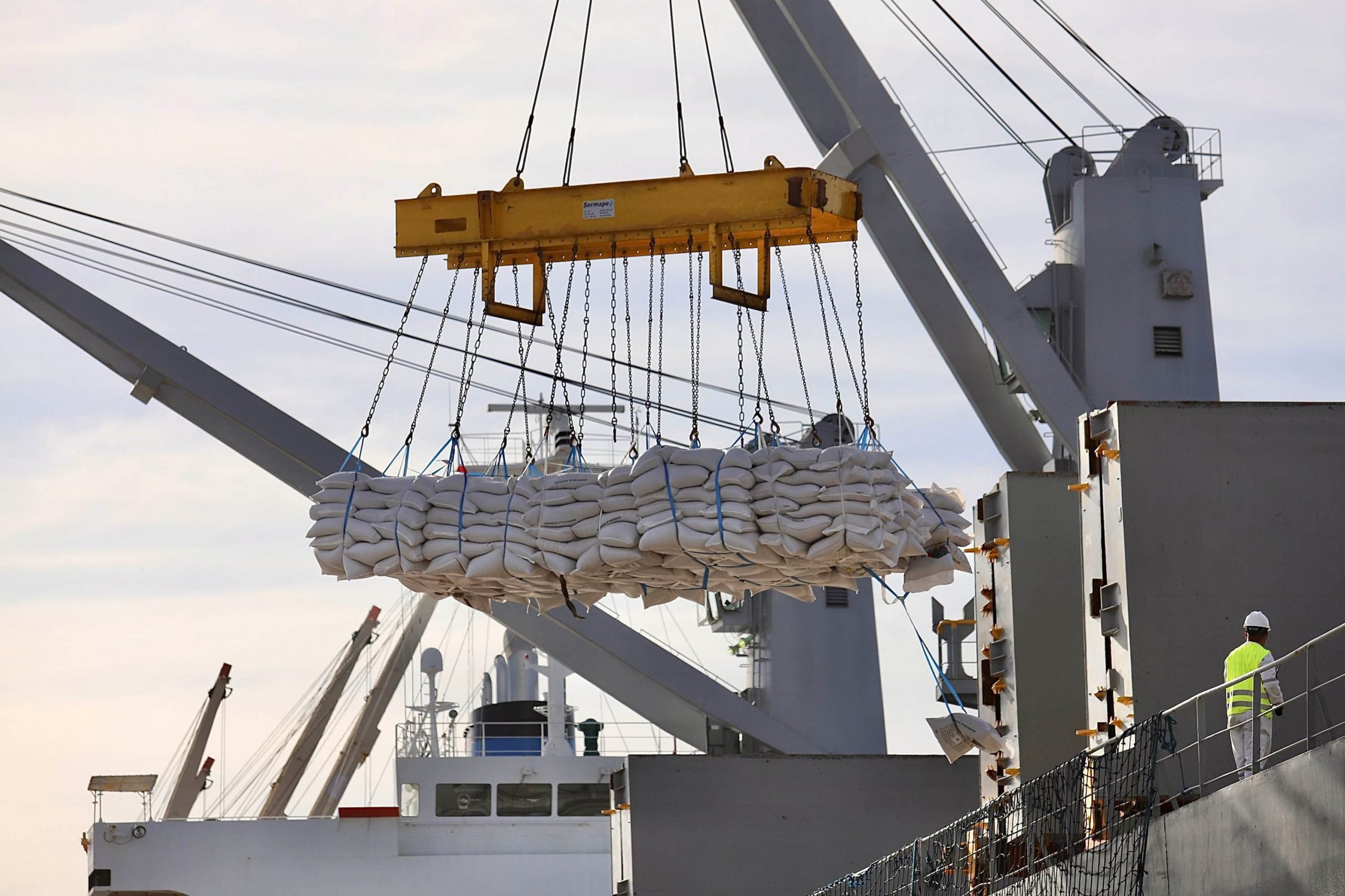 Imagem mostra diversas cargas em um andaime, para serem colocadas em um navio