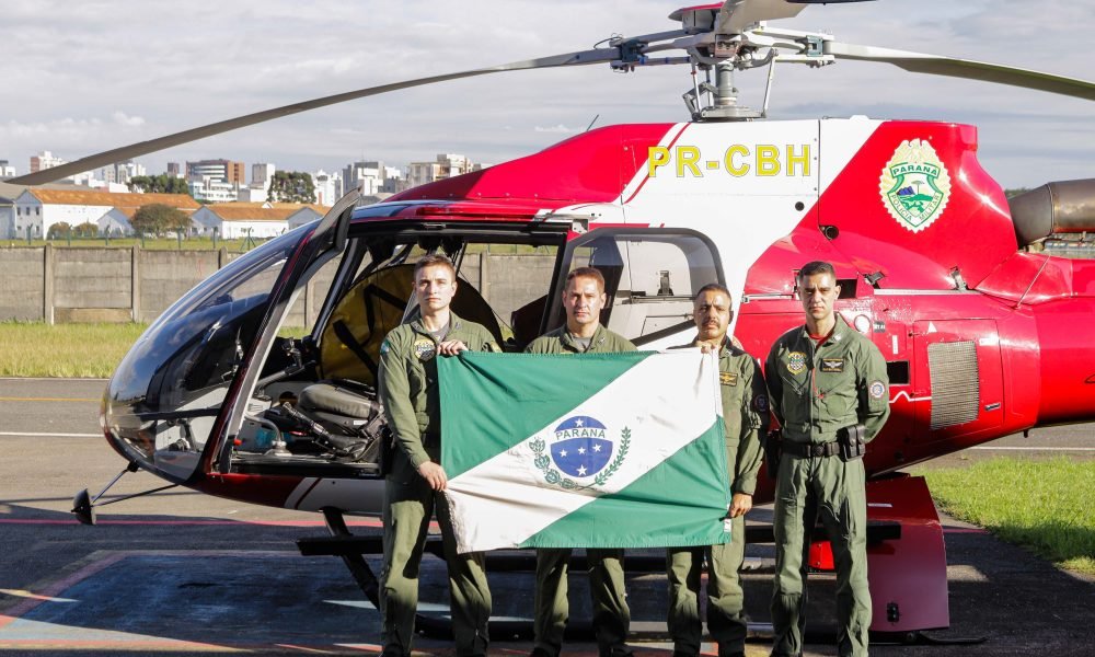 Bombeiros em frente ao helicóptero que levará para missão no Rio Grande do Sul