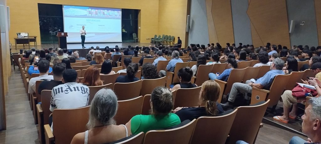 Evento ocorreu na noite de segunda-feira, 6, no auditório do Isulpar