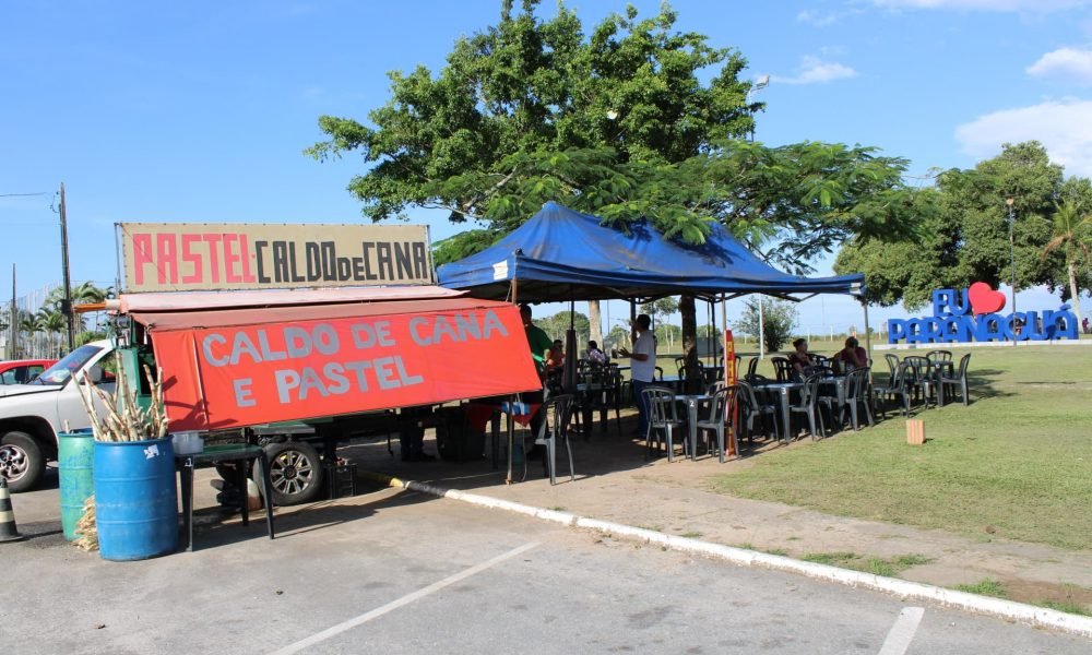 Imagem de um carrinho de garapa em um parque de Paranaguá