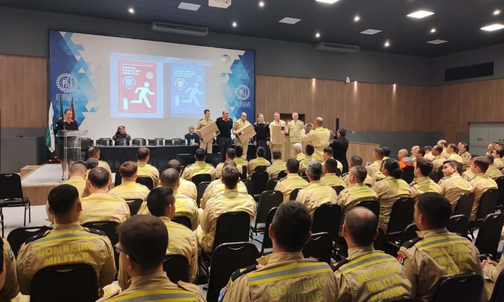 Imagem mostra a diversas pessoas em um auditório, participando da capacitação do corpo de bombeiros